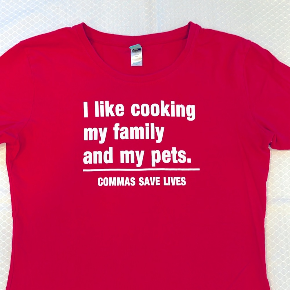 Punny English Teacher Shirt! 😂 “Commas Save Lives!” New. Didn’t have tags.Small